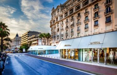 Salon élégant dans une villa à Cannes