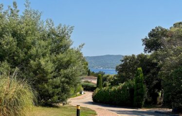 Stunning Villa Tastefully Renovated, Located in a Secure Estate with Private Beach.                              Saint-Tropez
