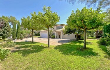 Stunning Villa Tastefully Renovated, Located in a Secure Estate with Private Beach.                              Saint-Tropez