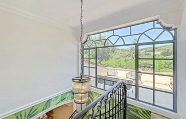 Stunning Villa Tastefully Renovated, Located in a Secure Estate with Private Beach.                              Saint-Tropez