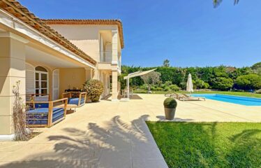 Stunning Villa Tastefully Renovated, Located in a Secure Estate with Private Beach.                              Saint-Tropez
