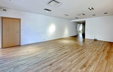 瓦洛里斯市中心的店铺