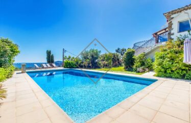 Villa with 180° Panoramic Sea View – Prime Location Near the Beach