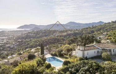Villa with 180° Panoramic Sea View – Prime Location Near the Beach