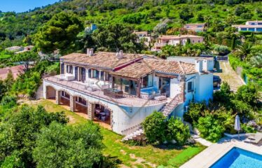 Villa with 180° Panoramic Sea View – Prime Location Near the Beach