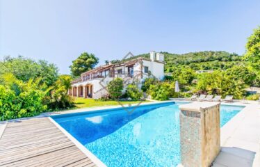 Villa with 180° Panoramic Sea View – Prime Location Near the Beach