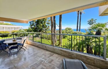 Discover this stunning 180 m² apartment, nestled in a prestigious residence at the entrance of Cannes.