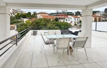 Charming Townhouse in Cannes – Just 10 Minutes from La Croisette