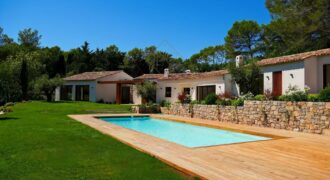New single-storey contemporary villa in a prestigious domain in Mougins